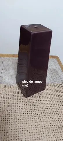 Un pied de lampe (nu).