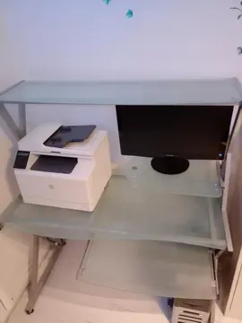 bureau d'ordinateur en verre et aluminium