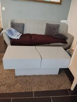 table basse, armoire, bureau en verre, lit avec sommier