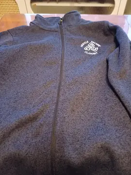 1 veste polaire et un sweat gris