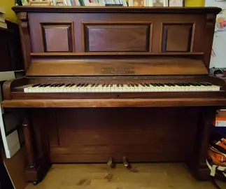 Joli piano droit en état de fonctionnement