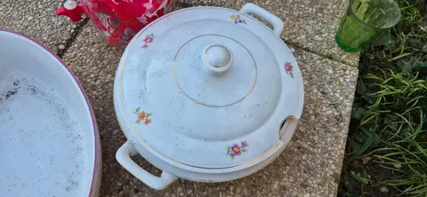 Une soupiére en pocelaine