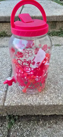 fontaine a eau avec gobelets