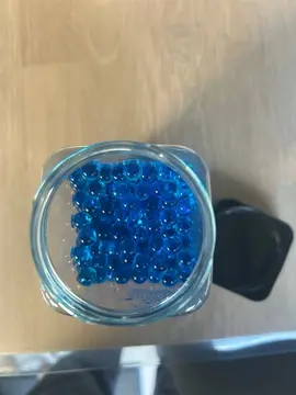 billes en plastique bleu