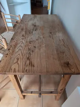 Table cuisine en bois et deux chaises bois cordage