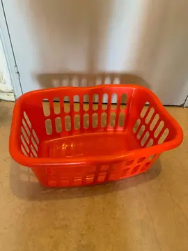 grand panier en plastique rouge