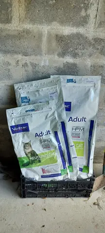 5 sacs de croquettes vides et solides