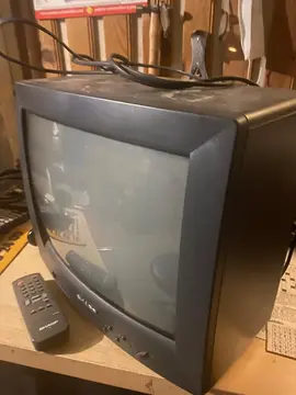 Television Sharp Cathodique 34cm , nécessite un adaptateur TNT, avec telecommande