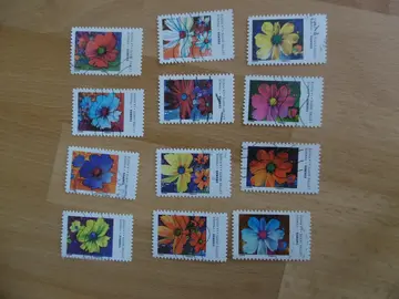 Série 12 timbres Les couleurs du Cosmos 2020