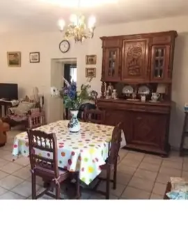 buffet de salle à manger avec sa table et ses chaises