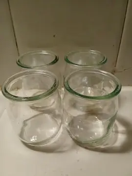plus de 20 petits pots en verre La laitière