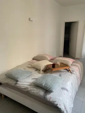 Lit + matelas NEUF taille 140x190 cm (épaisseur matelas 20 cm). (sommier pas démontable !)