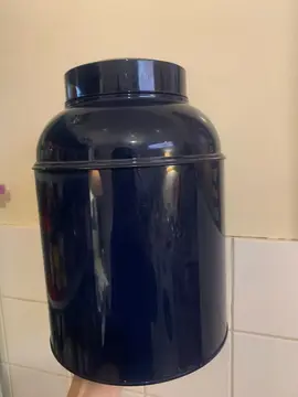 grande boîte métallique bleu foncé pour conserver les aliments