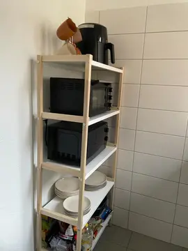 meubles (lit, table/chaises, meuble TV, étagère)