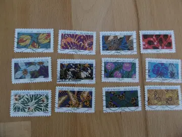 Série 12 timbres Fleurs et papillons 2024