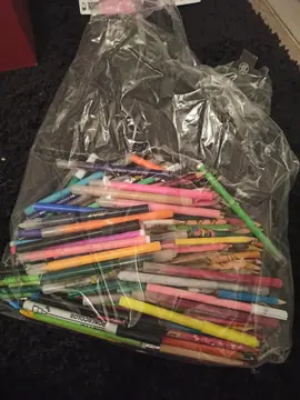 feutres et crayons de couleurs