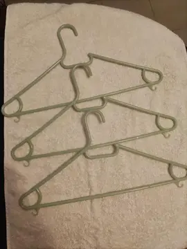 trois cintres en plastique.