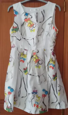 jolie robe blanche sans manches avec motifs de couleurs
