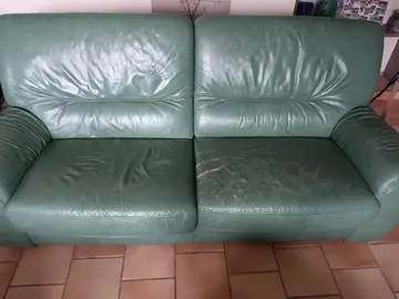 Donne canapé cuir 3 places, une assise à rénover