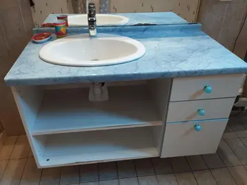 Meuble de salle de bain avec vasque blanche et miroir