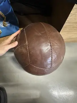 Ballon ancien en cuir