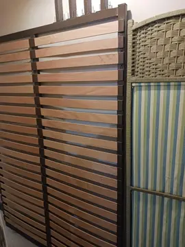 sommier à lattes avec 4 pieds