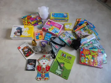 Lot d'objets divers jeux, magazines, autres