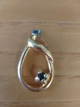 pendentif doré avec une petite pierre noire