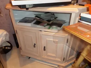 meuble d'angle , pour tv , relooké rose poudré