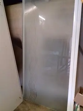 élèments salle de bain 90cmX56cm, lavabo à poser verre , porte douche un battant sérigraphié185X86cm