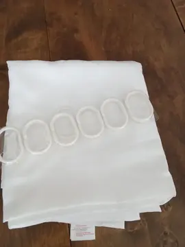 rideau de douche blanc et anneaux