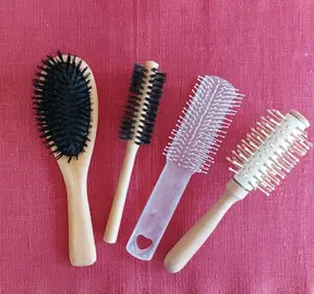 4 brosses à cheveux