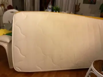 matelas 90 cms propre et sans taches….