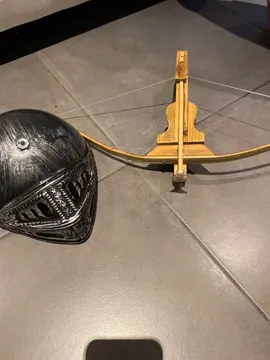 arbalète en bois et casque