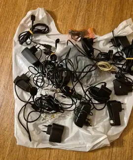 divers chargeurs téléphones câbles anciens