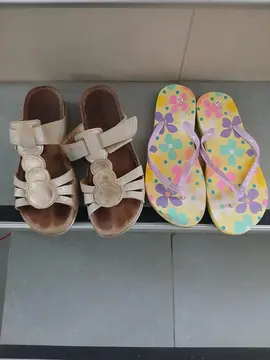 claquettes +sandales
