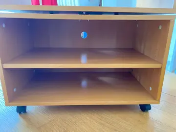 meuble en bois à roulettes pivotent