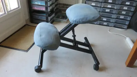 Chaise de bureau (assis à genoux)