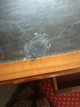 table bois massif et deux chaises