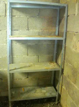 étagère métallique de cave