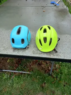 2 casques à vélo enfant