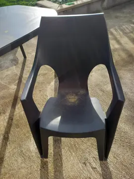 6 chaises de jardin plastique noir une avec le dossier cassé les autres en bon état