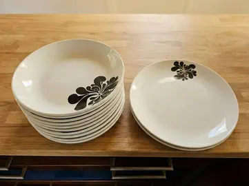 Lot d'assiettes creuses et plates motif noir