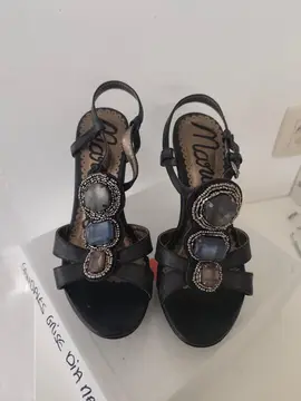 jolis escarpins avec pierres "diamant". taille 36. parfait état