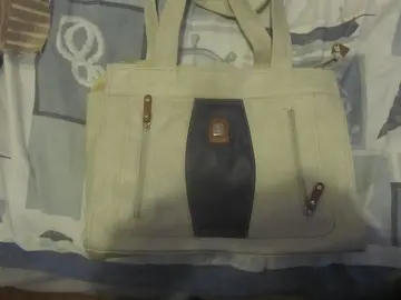 grand sac a main multi poches trés bon état à prendre sur place merci de tel