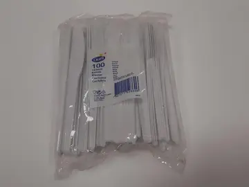 plusieurs centaines de couteaux & fourchettes