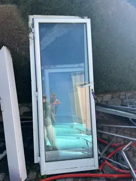 une porte fenêtre blanche en aluminium double vitrage