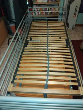 cadre lit métal gris et sommier latte