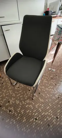 urgent : chaise en similicuir