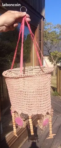 Suspension en crochet rose.